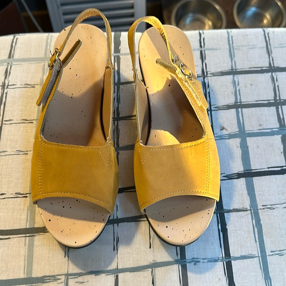 Yellow sandals with speckled sole.